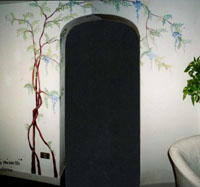Tromp d'oeil con glicine su porta ad arco