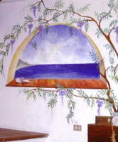 Tromp d'oeil con glicine e veduta mare